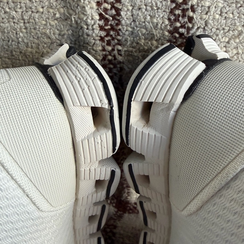 ON Cloud X White and Black Running Shoes - Picture 10 of 10
